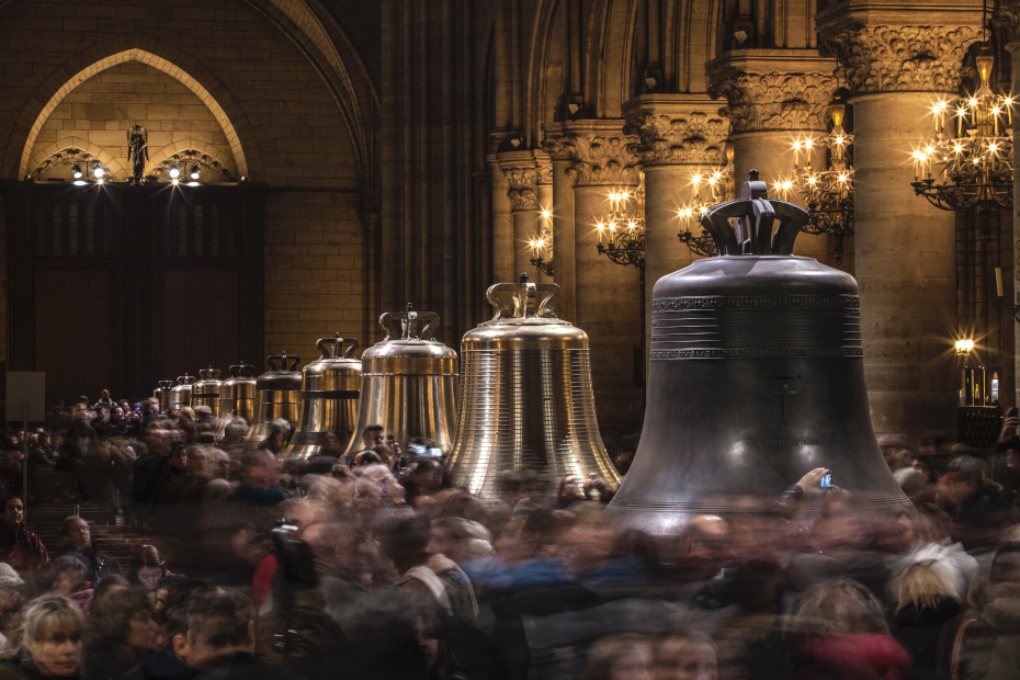 Les cloches exposées à l'intérieur de la cathédrale contemplées par la foule