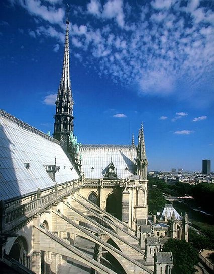 Vue de la flèche depuis le toit de la cathédrale sous le ciel bleu