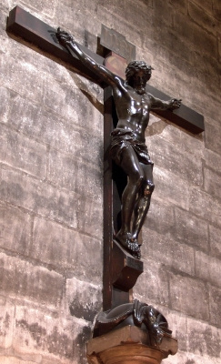 Le crucifix monumetal avec le Christ sculpté dans du marbre noir