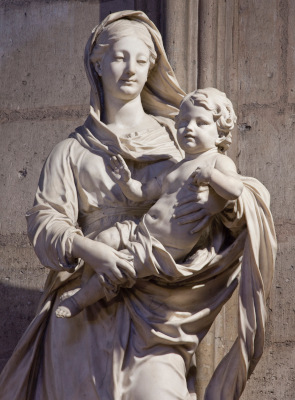 Statue en marbre blanc de la Vierge des étdiants, portant l'enfant