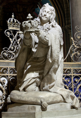 Statue de Louis XIII portant sa couronne à bout de bras